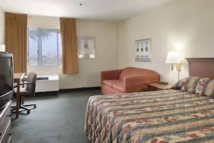 Room 4 of 17
